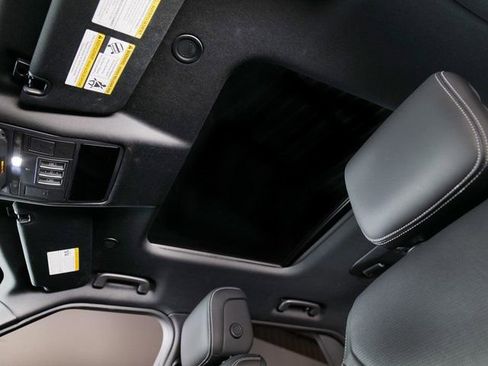 Used 2025 Land Rover Discovery S image 22