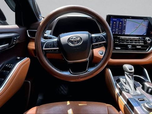 Certified 2021 Toyota Highlander Platinum AWD/4WD image 9