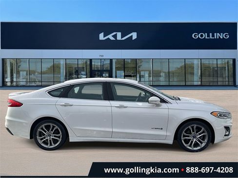 Used 2019 Ford Fusion Titanium image 2