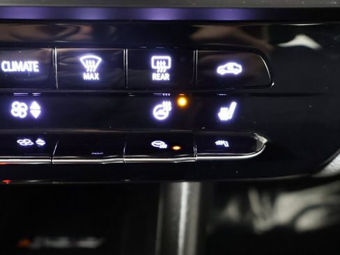 Used 2022 Chevrolet Bolt EUV LT w/ Comfort Package image 42