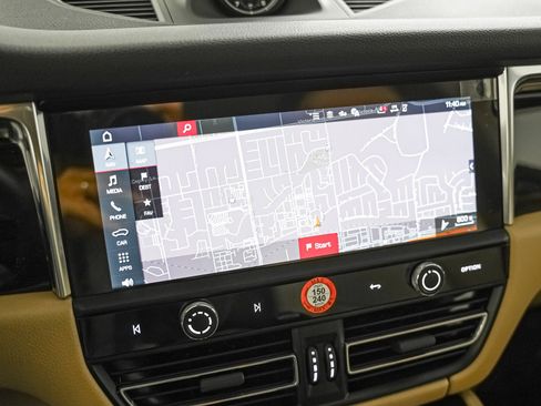 Certified 2025 Porsche Macan image 21