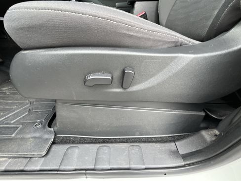 Used 2024 Nissan Frontier SV RWD image 16
