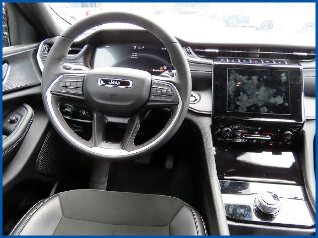 Used 2025 Jeep Grand Cherokee Altitude AWD/4WD image 9