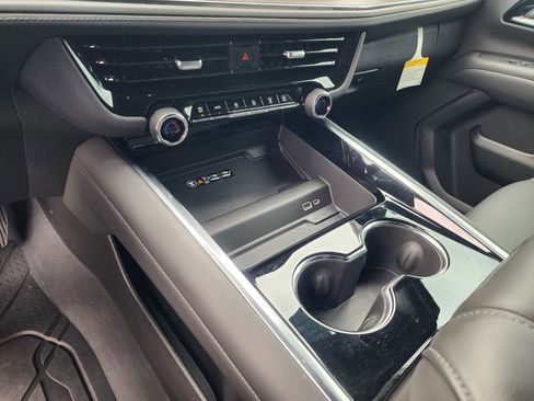 Used 2026 Chevrolet Suburban LT image 35