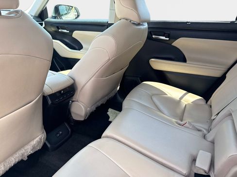 Used 2023 Toyota Highlander XLE FWD image 14