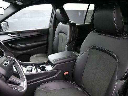 New 2025 Jeep Grand Cherokee Altitude image 12