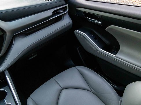 Used 2023 Toyota Highlander AWD image 17