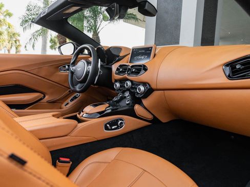 Used 2021 Aston Martin V8 Vantage Roadster image 2