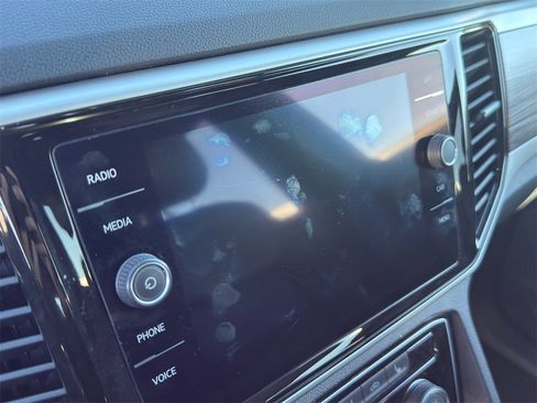 Used 2022 Volkswagen Atlas Cross Sport SE w/ Panoramic Sunroof Package image 19