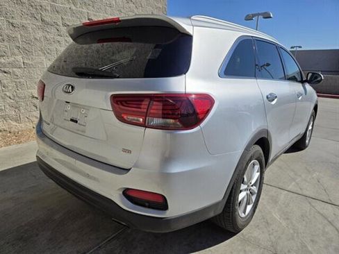 Used 2020 Kia Sorento LX w/ LX I4 Convenience Package image 4