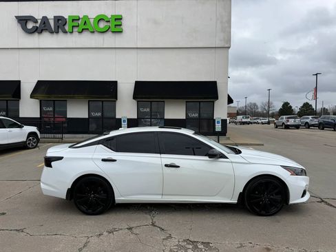 Used 2022 Nissan Altima 2.5 SR w/ Midnight Edition Package image 16