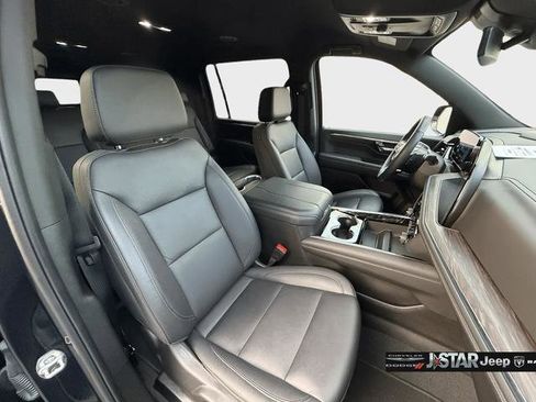 Used 2025 Chevrolet Suburban Z71 image 14
