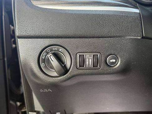 Used 2018 Chrysler 300 Touring w/ Sport Appearance Package image 14