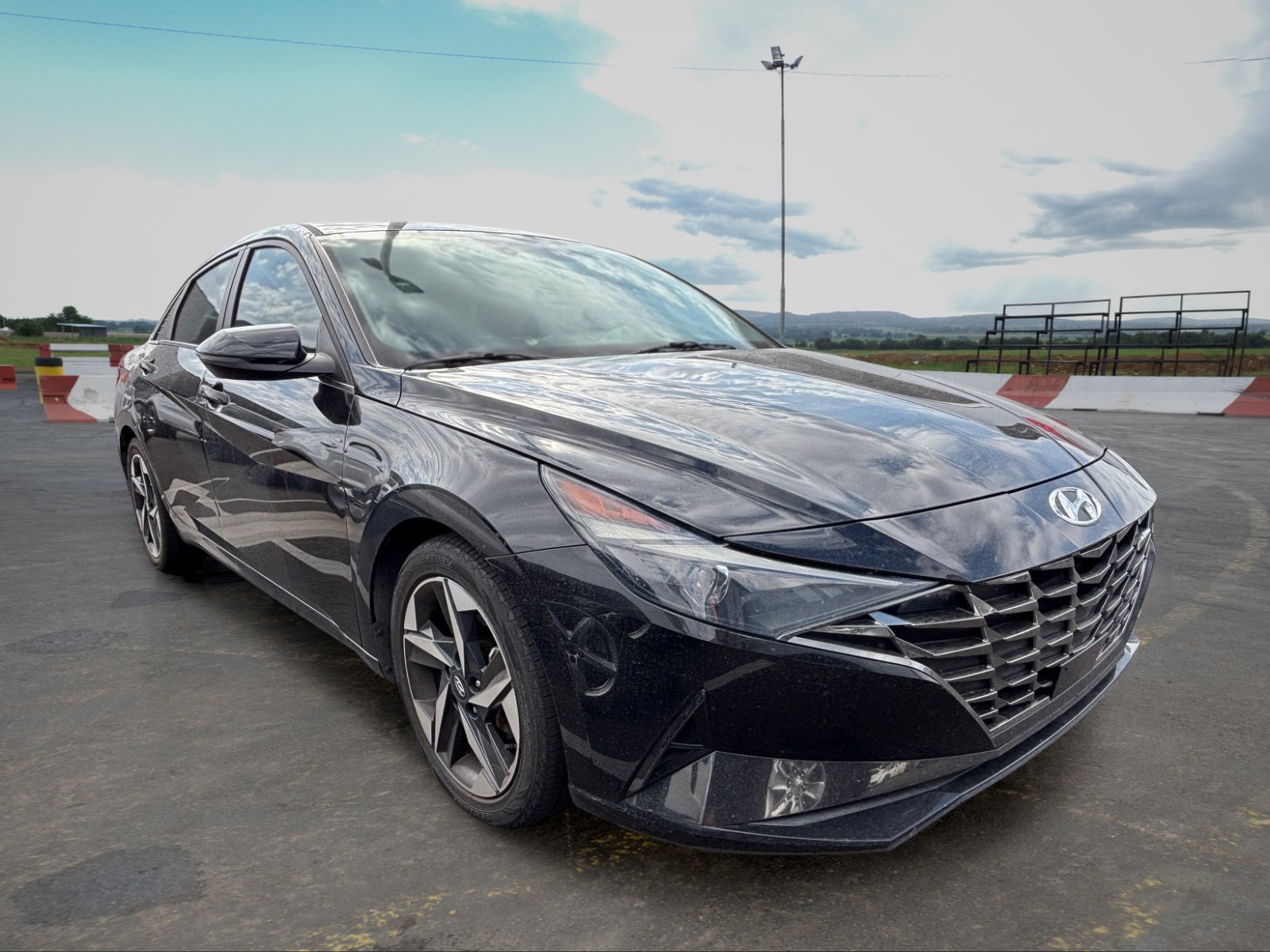 Used 2021 Hyundai Elantra SEL w/ Convenience + Premium Package FWD image 2