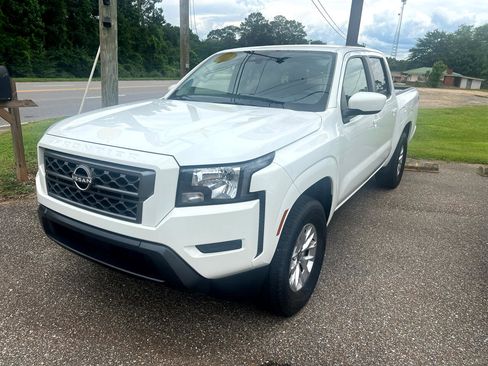 Used 2024 Nissan Frontier SV image 2