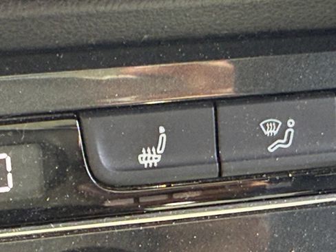 Used 2018 Volkswagen Tiguan SEL AWD/4WD image 18