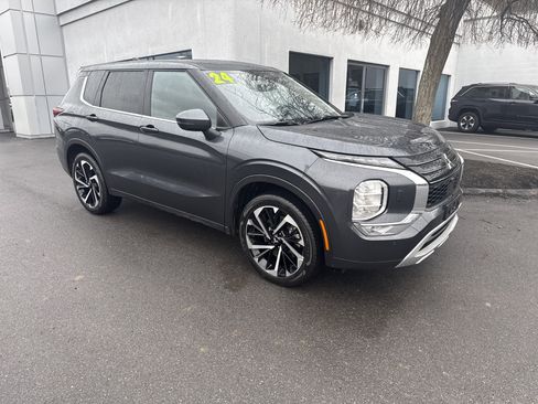 Used 2024 Mitsubishi Outlander SE image 1