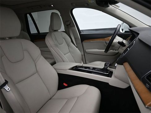 Used 2022 Volvo XC90 T6 Momentum w/ Climate Package image 35