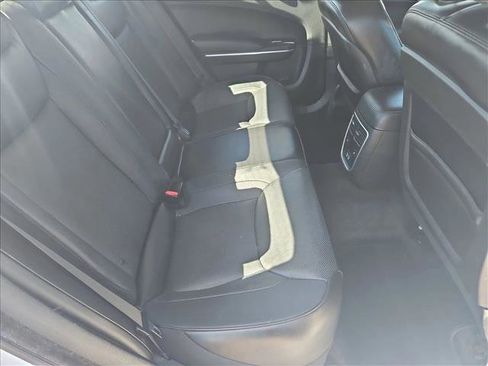 Used 2018 Chrysler 300 Limited image 18