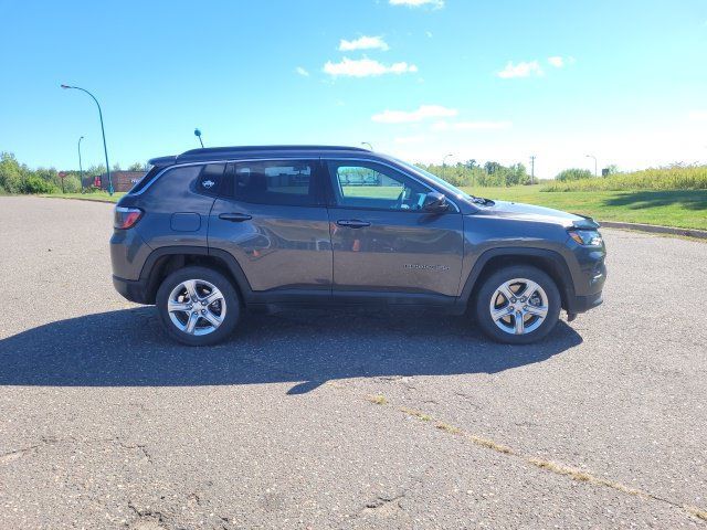 Used 2024 Jeep Compass Latitude w/ Convenience Group AWD/4WD image 7