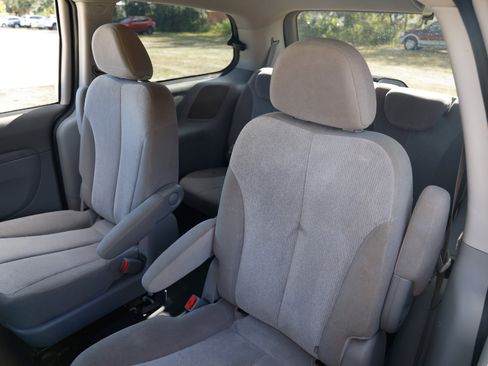 Used 2012 Kia Sedona LX image 8