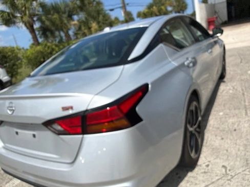 Used 2025 Nissan Altima 2.5 SR FWD image 8