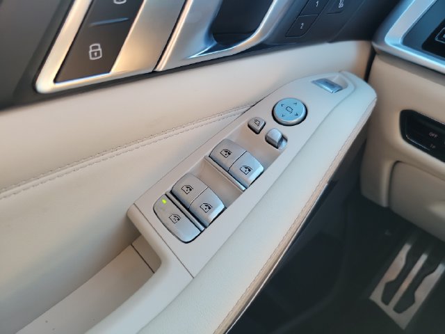 Used 2023 BMW X7 xDrive40i w/ M Sport Package AWD/4WD image 25