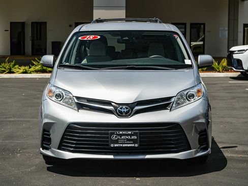 Used 2018 Toyota Sienna LE FWD image 2