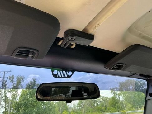 Used 2011 Jeep Wrangler Sahara w/ Connectivity Group AWD/4WD image 27