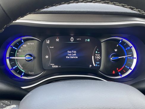 Used 2024 Chrysler Pacifica Select image 28