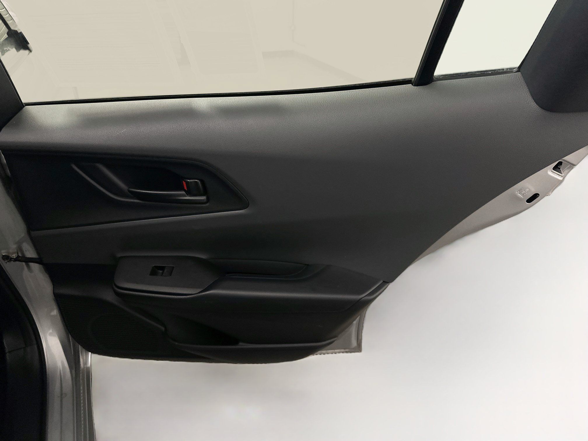 Used 2025 Toyota Prius LE FWD image 31