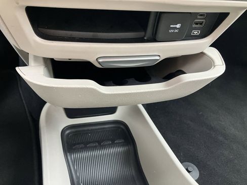 Used 2022 Chrysler Pacifica Touring-L FWD image 44