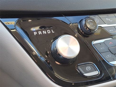 Used 2024 Chrysler Pacifica Touring-L image 16