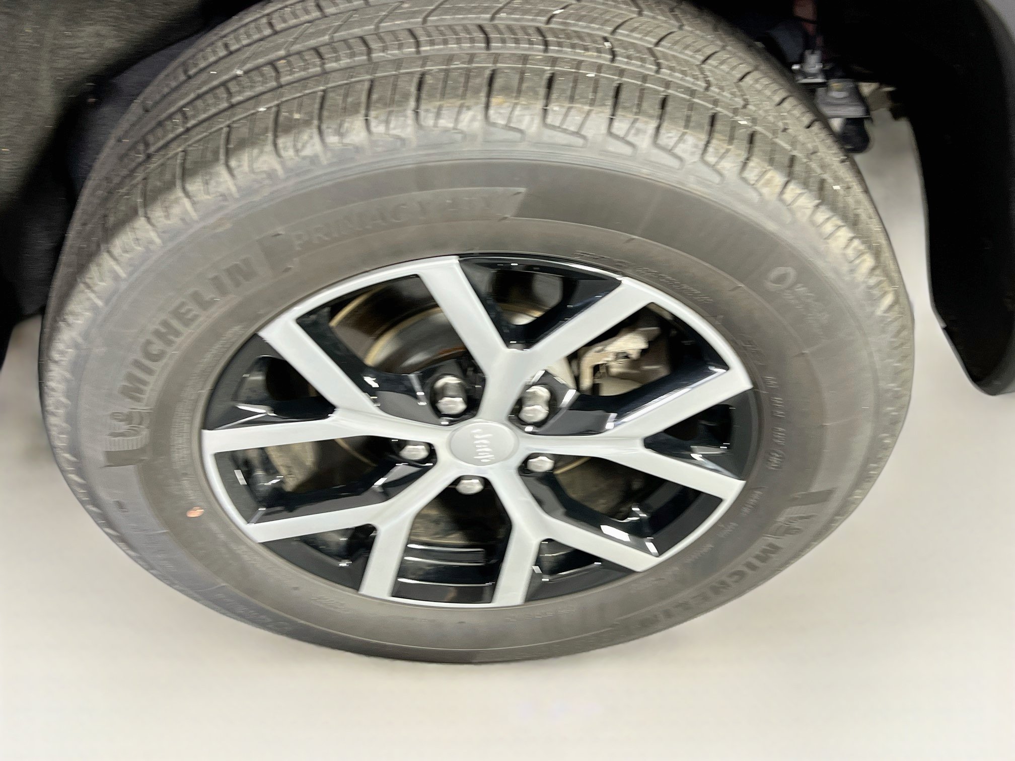 Used 2023 Jeep Grand Cherokee Limited AWD/4WD image 31