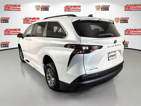 Used 2023 Toyota Sienna XLE w/ XLE Plus Package FWD image 2