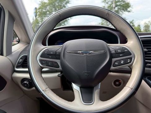Used 2017 Chrysler Pacifica Limited w/ UConnect Theater Package FWD image 23