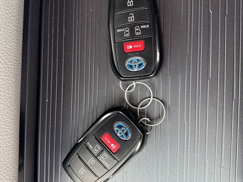 Used 2025 Toyota Sienna LE image 7