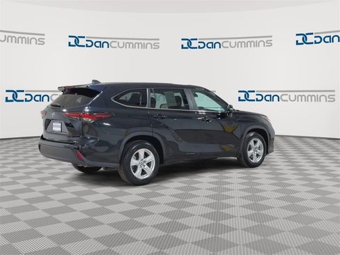Used 2024 Toyota Highlander LE image 8