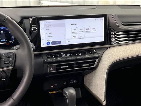 Used 2025 Toyota Camry XLE image 6