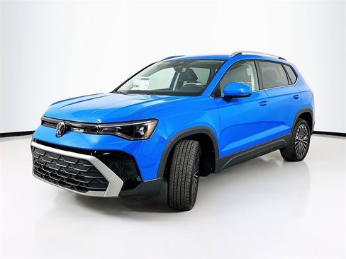 Used 2025 Volkswagen Taos SE image 2