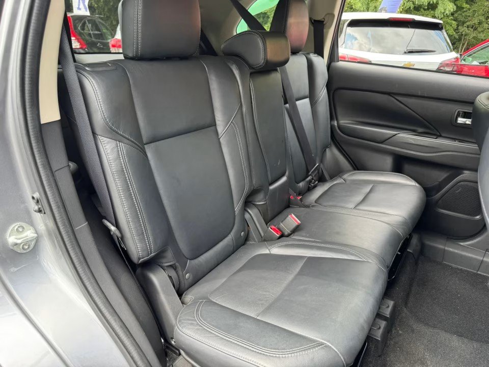 Used 2020 Mitsubishi Outlander SE AWD/4WD image 16