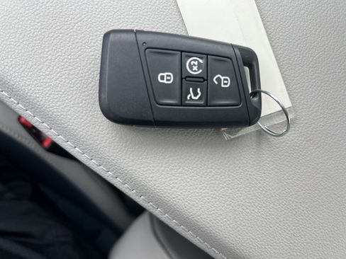 Certified 2025 Volkswagen Jetta SE w/ Sunroof Package image 33