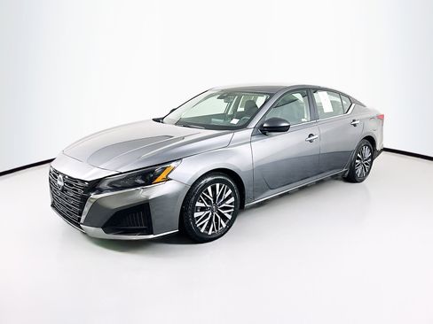 Used 2025 Nissan Altima 2.5 SV image 3