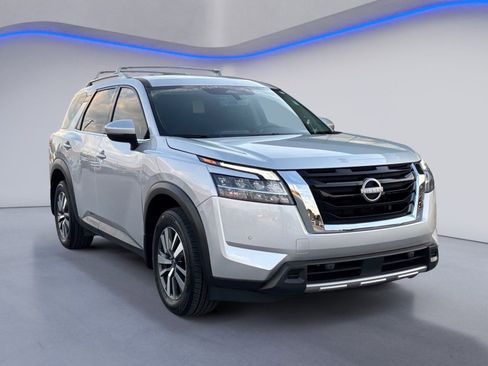 Used 2024 Nissan Pathfinder SL image 3