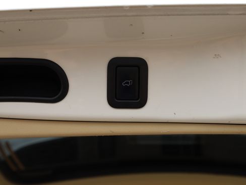 Used 2015 Toyota Highlander LE image 17