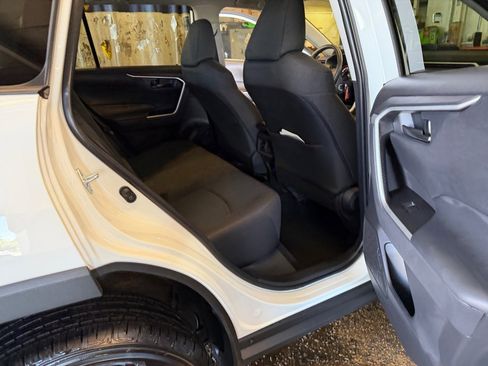 Used 2025 Toyota RAV4 LE AWD/4WD image 33