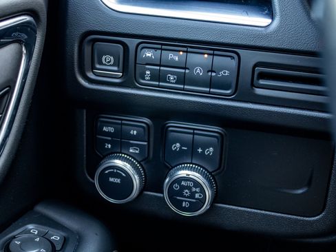 Used 2022 GMC Yukon XL SLT w/ SLT Premium Package image 37