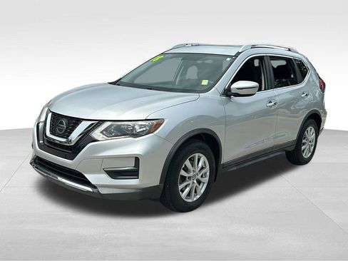 Used 2018 Nissan Rogue SV image 3