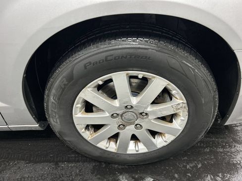 Used 2014 Chrysler Town & Country Touring FWD image 8