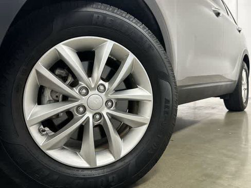 Used 2017 Kia Sorento LX w/ LX Convenience Package image 29